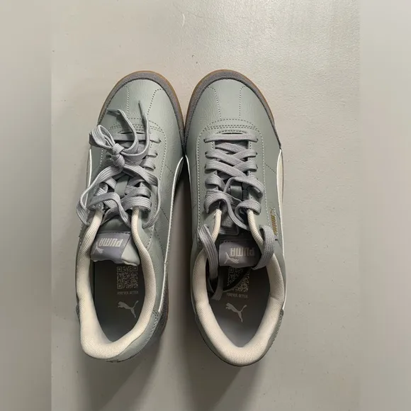 Brand new gray puma sneakers