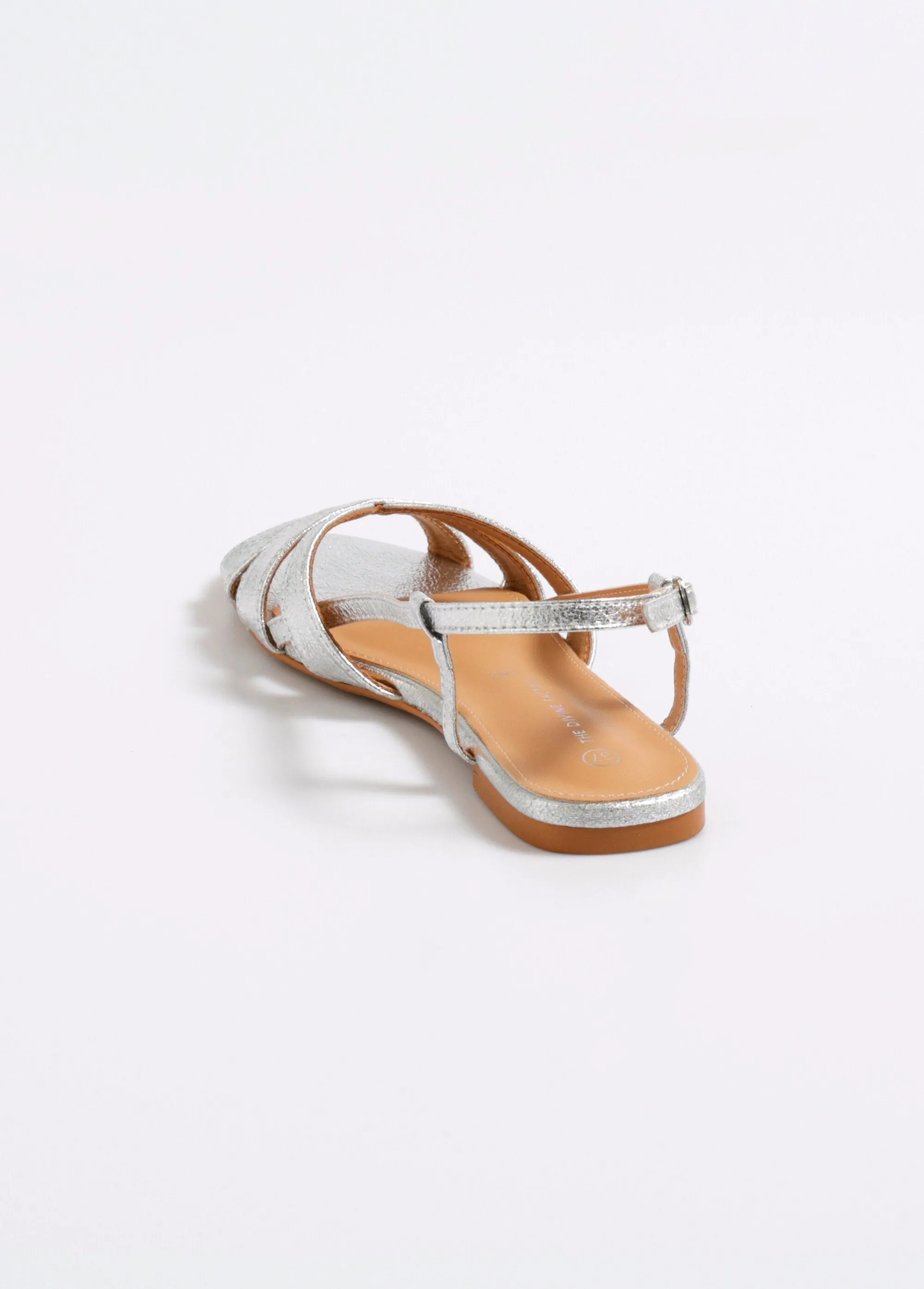 Chic flat sandals with straps