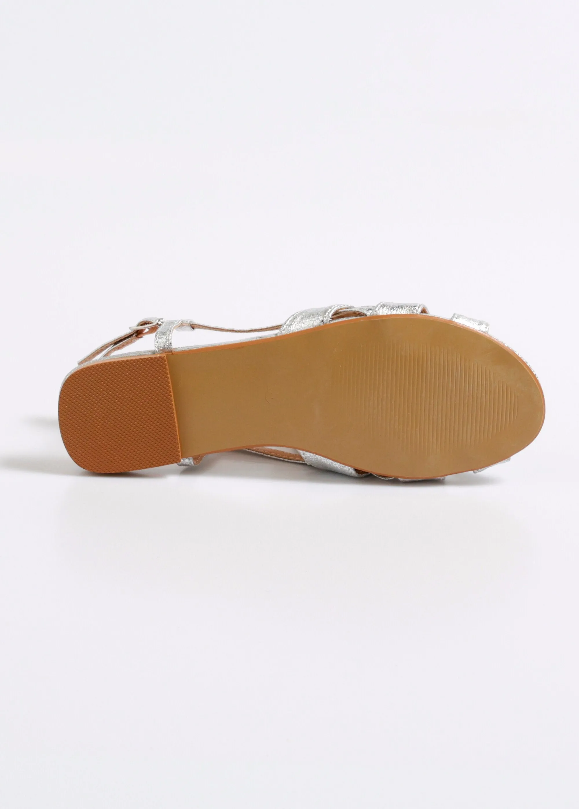 Chic flat sandals with straps