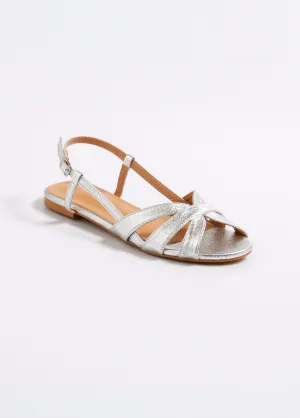 Chic flat sandals with straps