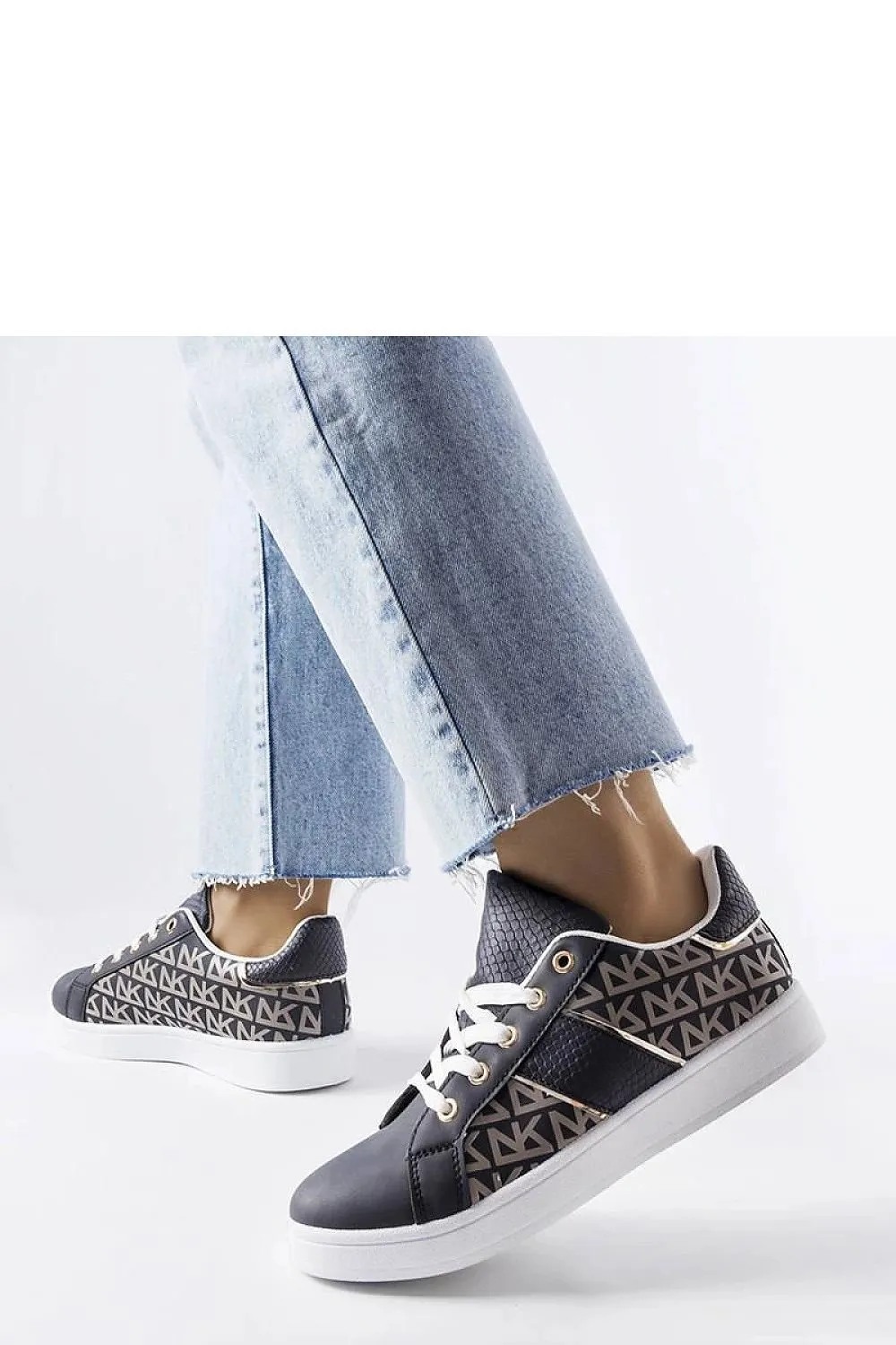 Elegant black sneakers