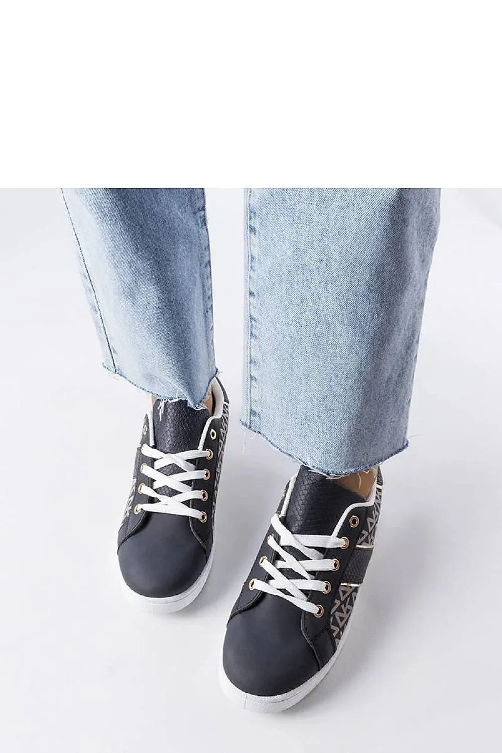 Elegant black sneakers