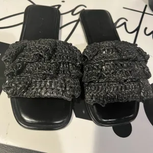 Farm Rio Ruffle Crochet Black Slip On Flat Sandal Size 6 Excellent Condition