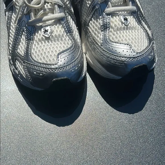 New Balance White and Black Sneakers BOYS SIZE 3 NO/BOX EXCELLENT CONDITION