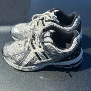 New Balance White and Black Sneakers BOYS SIZE 3 NO/BOX EXCELLENT CONDITION