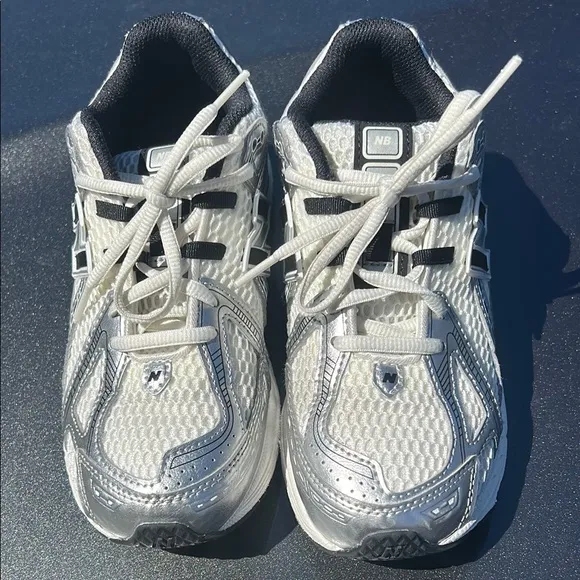New Balance White and Black Sneakers BOYS SIZE 3 NO/BOX EXCELLENT CONDITION