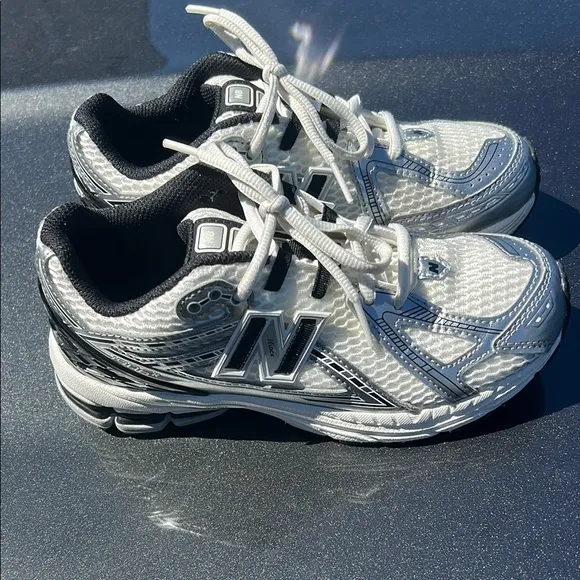 New Balance White and Black Sneakers BOYS SIZE 3 NO/BOX EXCELLENT CONDITION