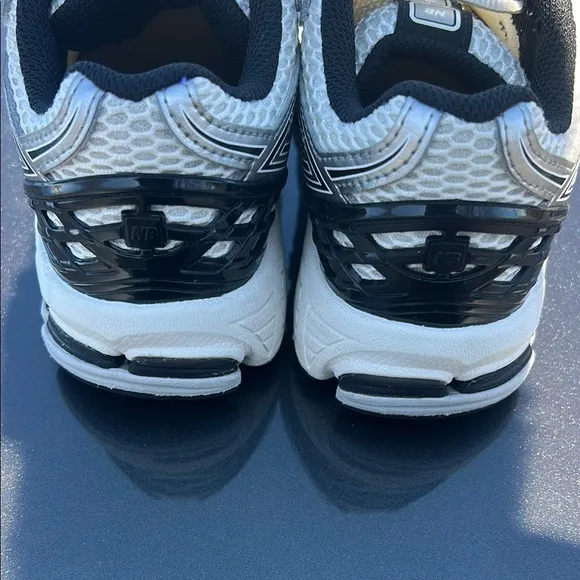 New Balance White and Black Sneakers BOYS SIZE 3 NO/BOX EXCELLENT CONDITION