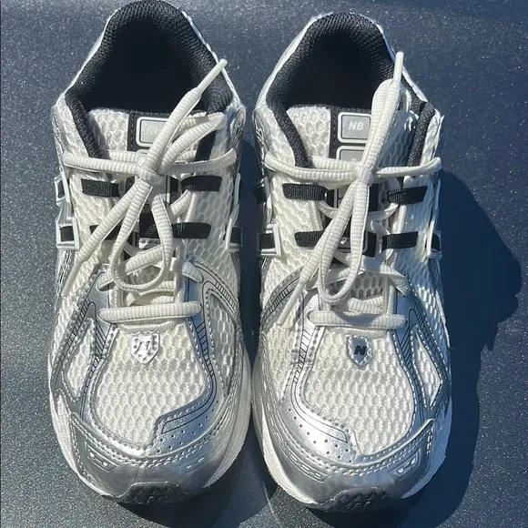New Balance White and Black Sneakers BOYS SIZE 3 NO/BOX EXCELLENT CONDITION