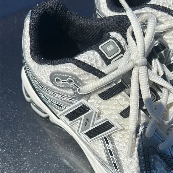 New Balance White and Black Sneakers BOYS SIZE 3 NO/BOX EXCELLENT CONDITION