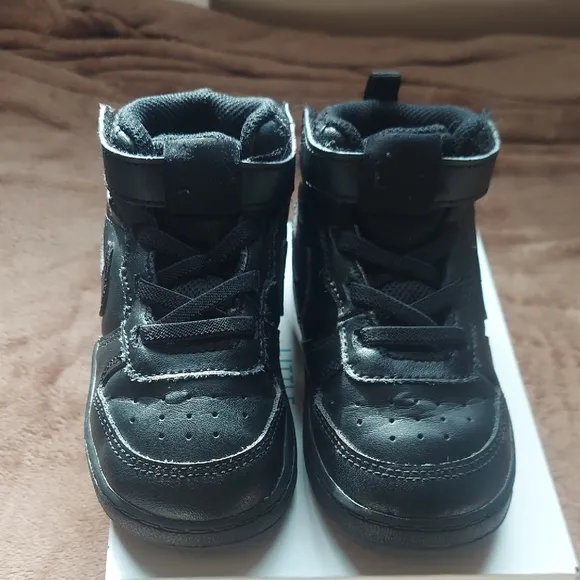 Nike Air Force 1 Court Borough Mid Boys Size 8C Black Nike Sneakers