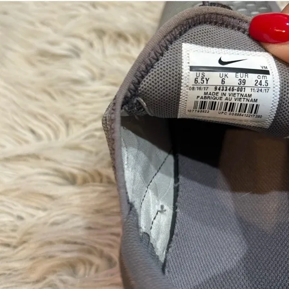 Nike Air Max 270 Gray and Pink Sneakers