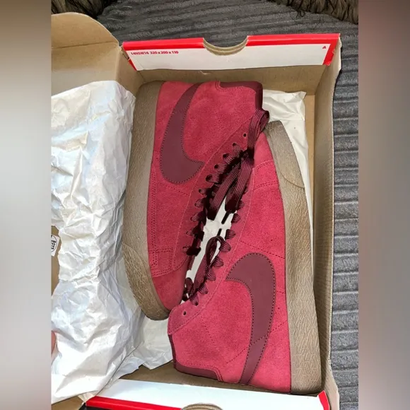 Nike Blazer Mid (GS) Burgundy Sneakers Size 6 ( Big boys )