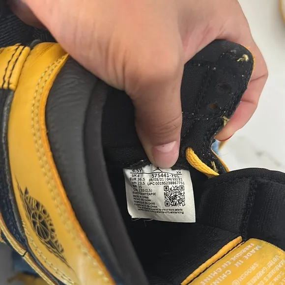 Nike Kids Yellow and Black Sneakers