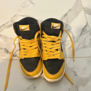 Nike Kids Yellow and Black Sneakers