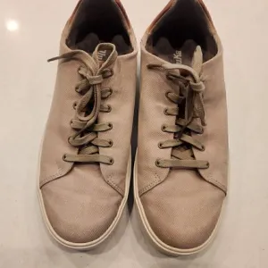Olukai Lae‘ahi Lī waxed canvas sneakers. Size 9