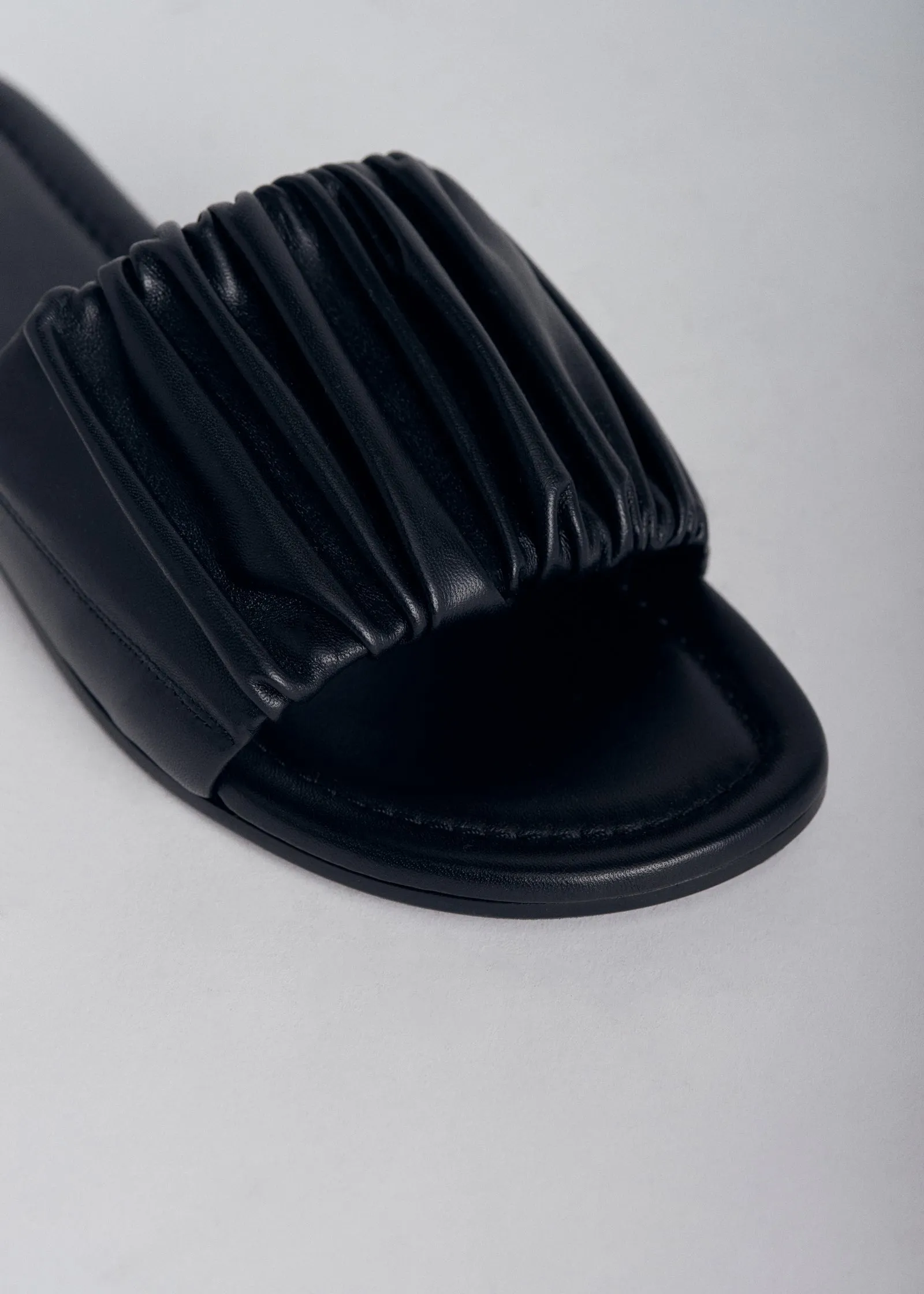 Ruched Slide Sandal in Leather - Black