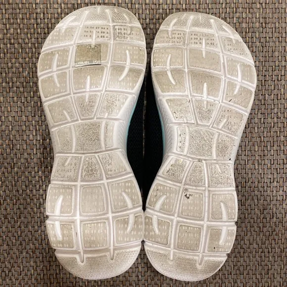 Skechers 9.5 Black Memory Foam Slip On Sneakers