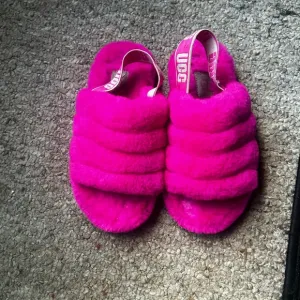 UGG Fluff Yeah big kid's pink slide sandal logo strap size 5 Eur 37